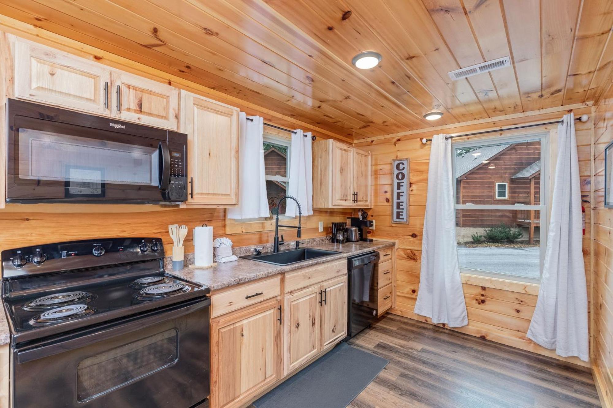 Fully Loaded Cabin In Heart Of Пиджен Фордж Екстериор снимка